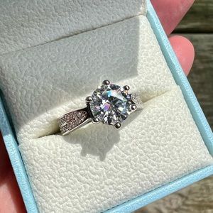 AnuClub 2ct Brilliant Moissanite Ring